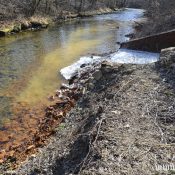 Výtok v Nižnoslanskej Bani zo šachty Gabriela Slaná